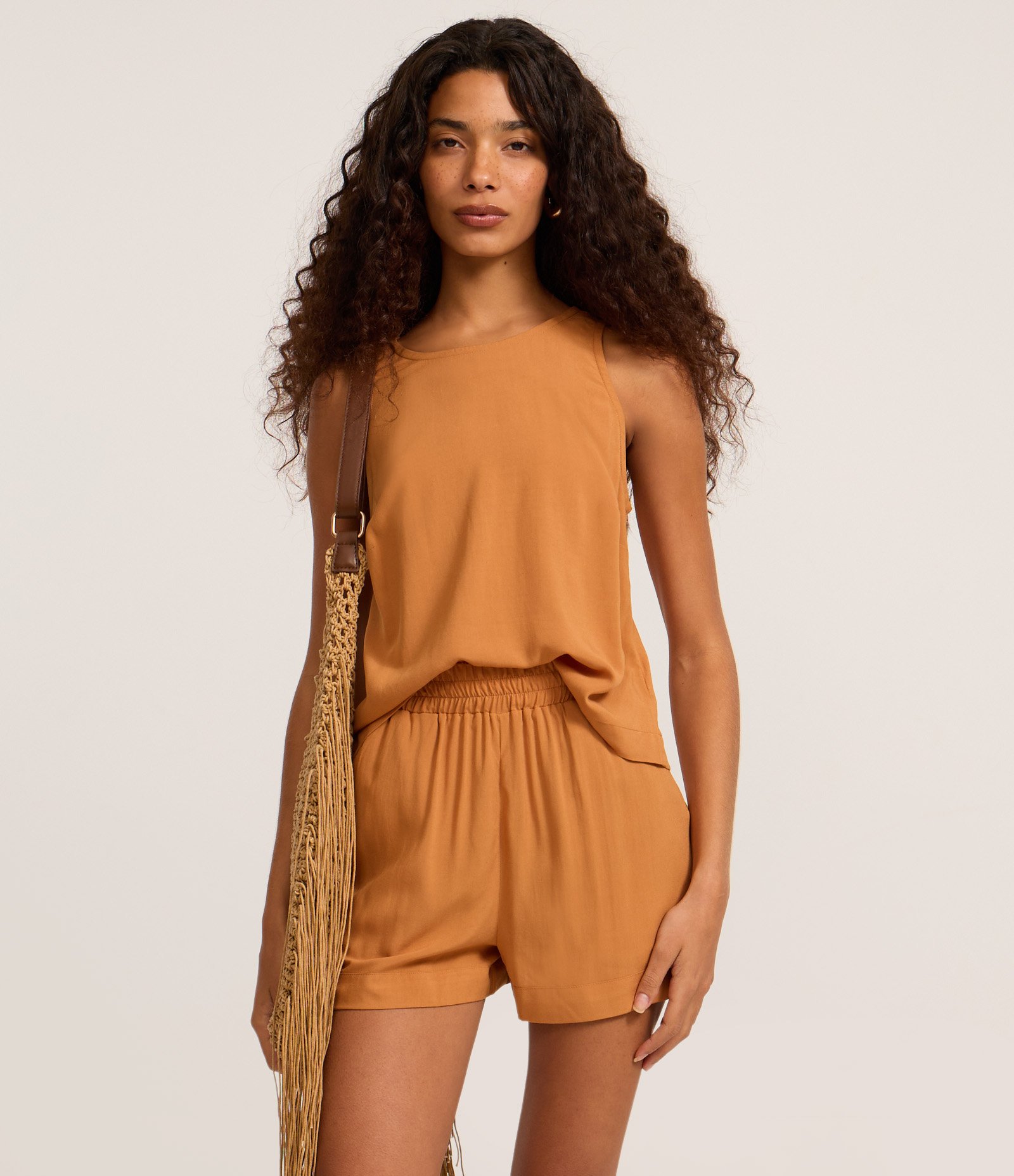 Short Cintura Alta com Lastex no Cós Bege 2