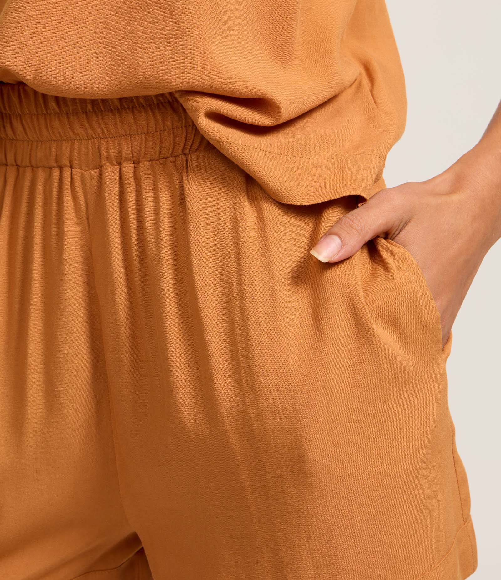 Short Cintura Alta com Lastex no Cós Bege 4