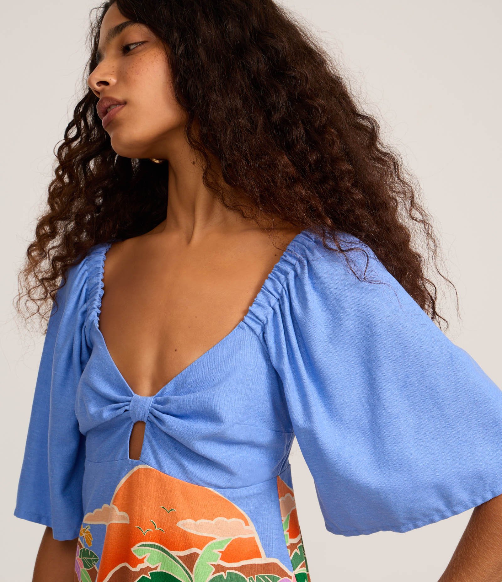 Vestido Evasê em Viscolinho com Amarração no Busto e Estampa Tropical Azul 3