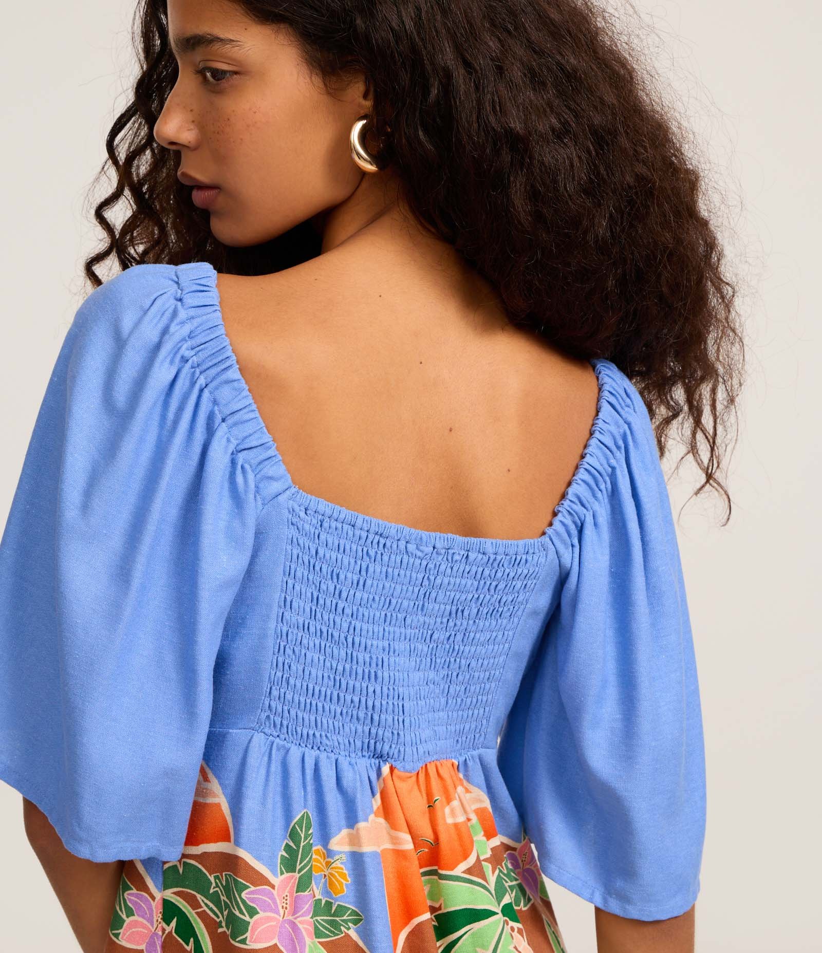 Vestido Evasê em Viscolinho com Amarração no Busto e Estampa Tropical Azul 4