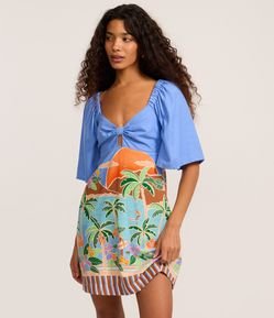 Vestido Evasê em Viscolinho com Amarração no Busto e Estampa Tropical