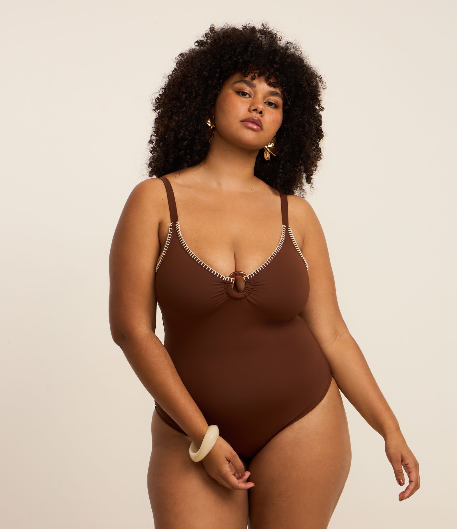 Maiô Triângulo em Microfibra com Crochê Contrastante e Anel de Resina Curve & Plus Size Marrom 1