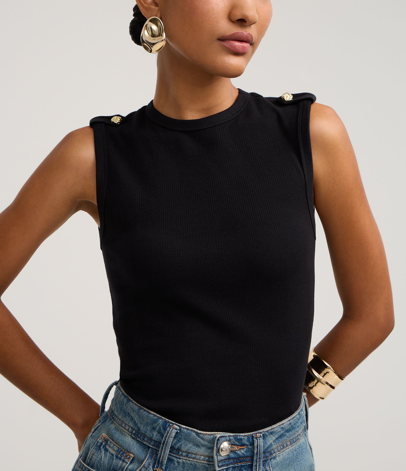 Blusa Canelada em Ribana com Botão e Faixa no Ombro Preto 1