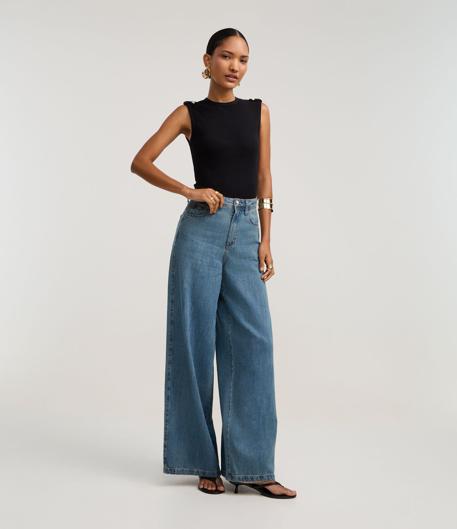 Blusa Canelada em Ribana com Botão e Faixa no Ombro Preto 2