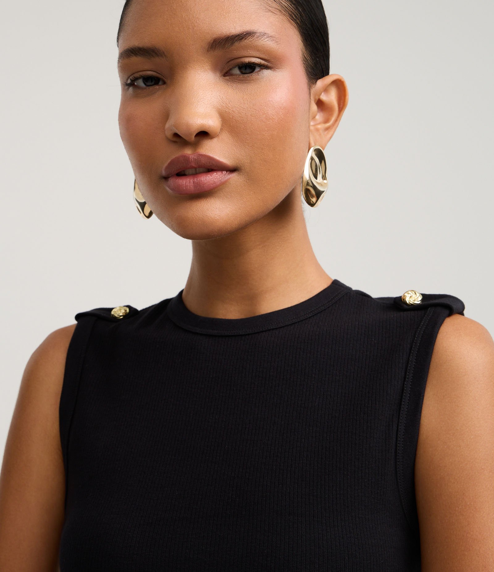 Blusa Canelada em Ribana com Botão e Faixa no Ombro Preto 3