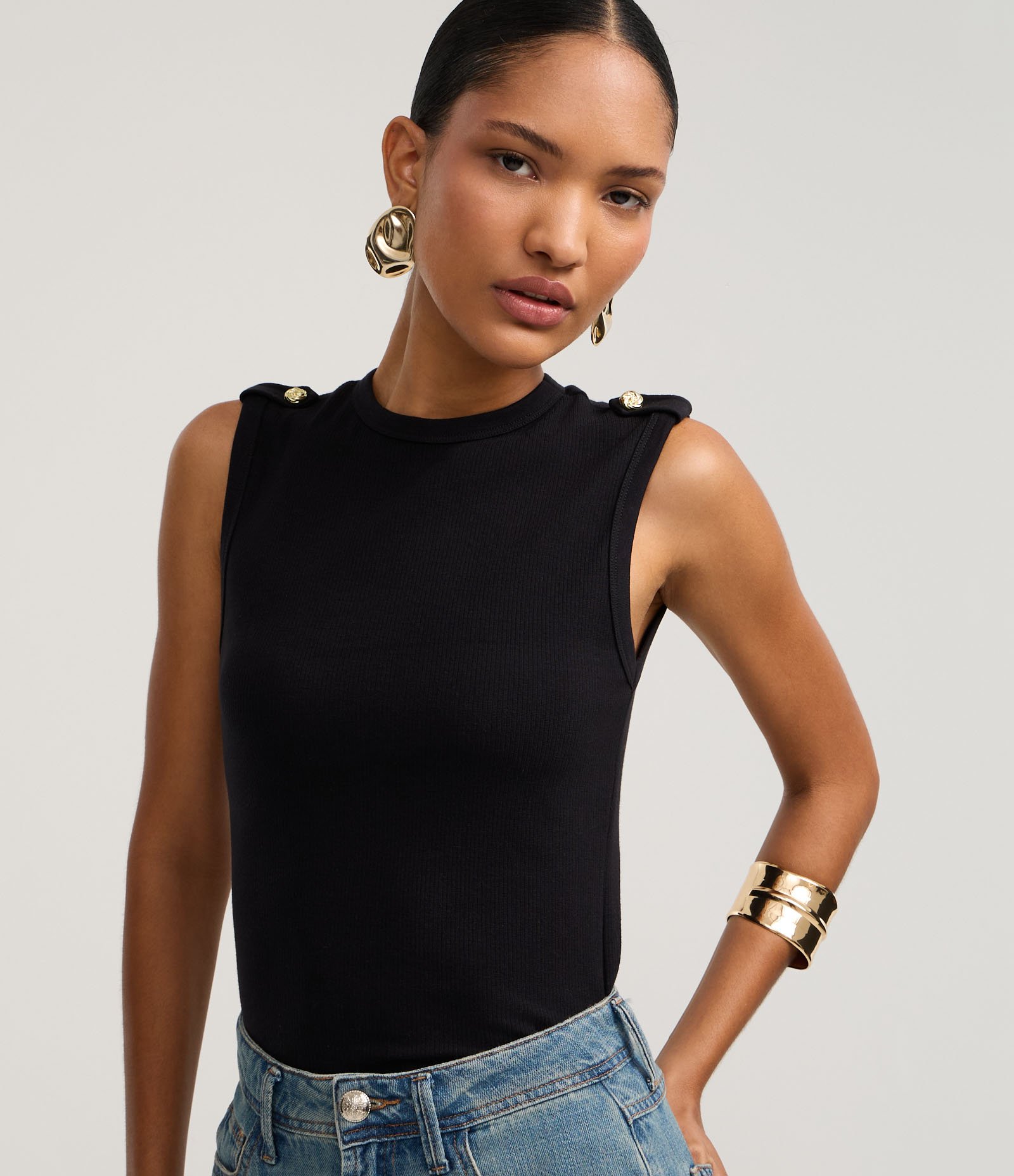 Blusa Canelada em Ribana com Botão e Faixa no Ombro Preto 4