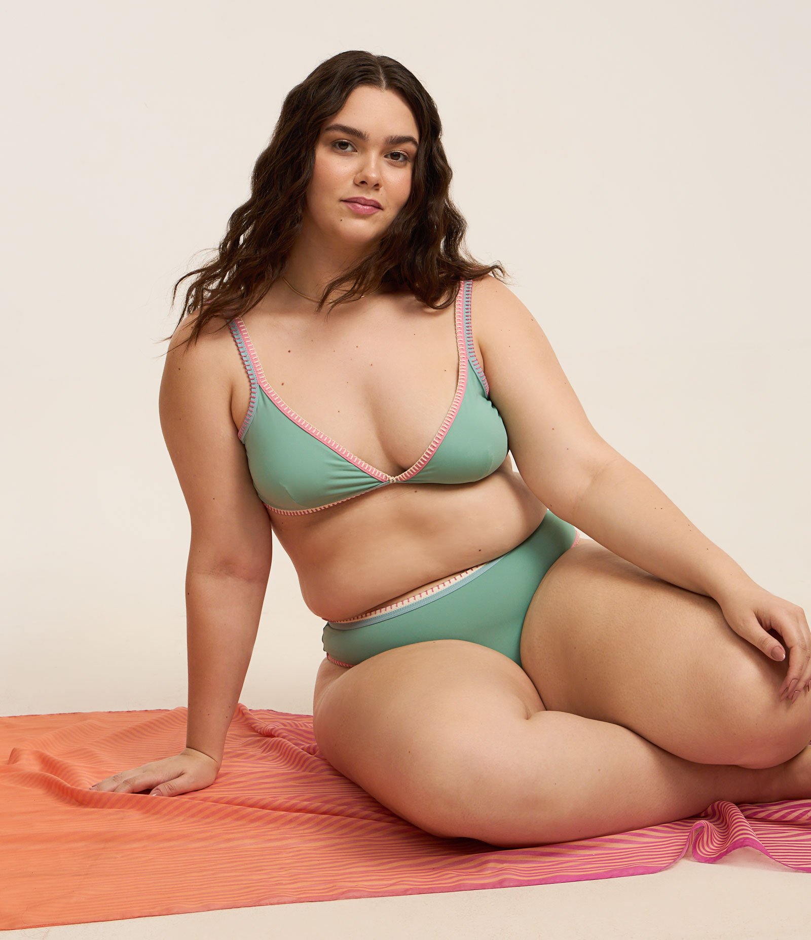 Biquíni Top Triangulo Fixo em Microfibra com Detalhe de Crochê Contrastante Curve & Plus Size Verde 1
