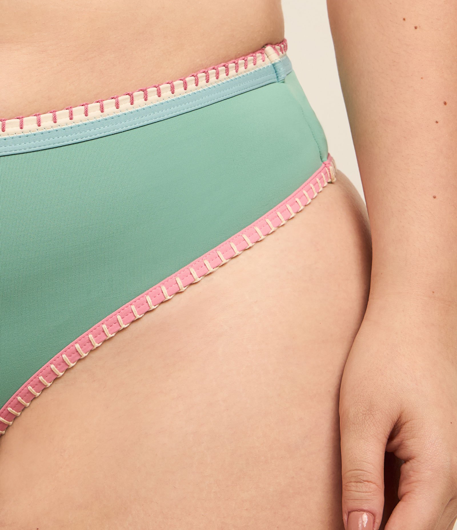 Biquíni Calcinha Média em Microfibra com Viés Colorido Curve & Plus Size Verde 3