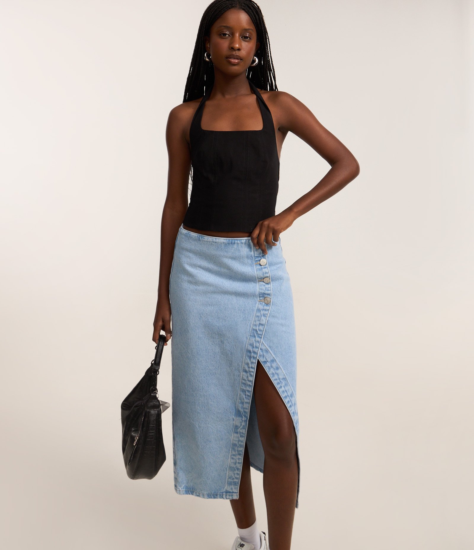 Saia Midi em Jeans com Transpasse e Fenda Curva Claro 2