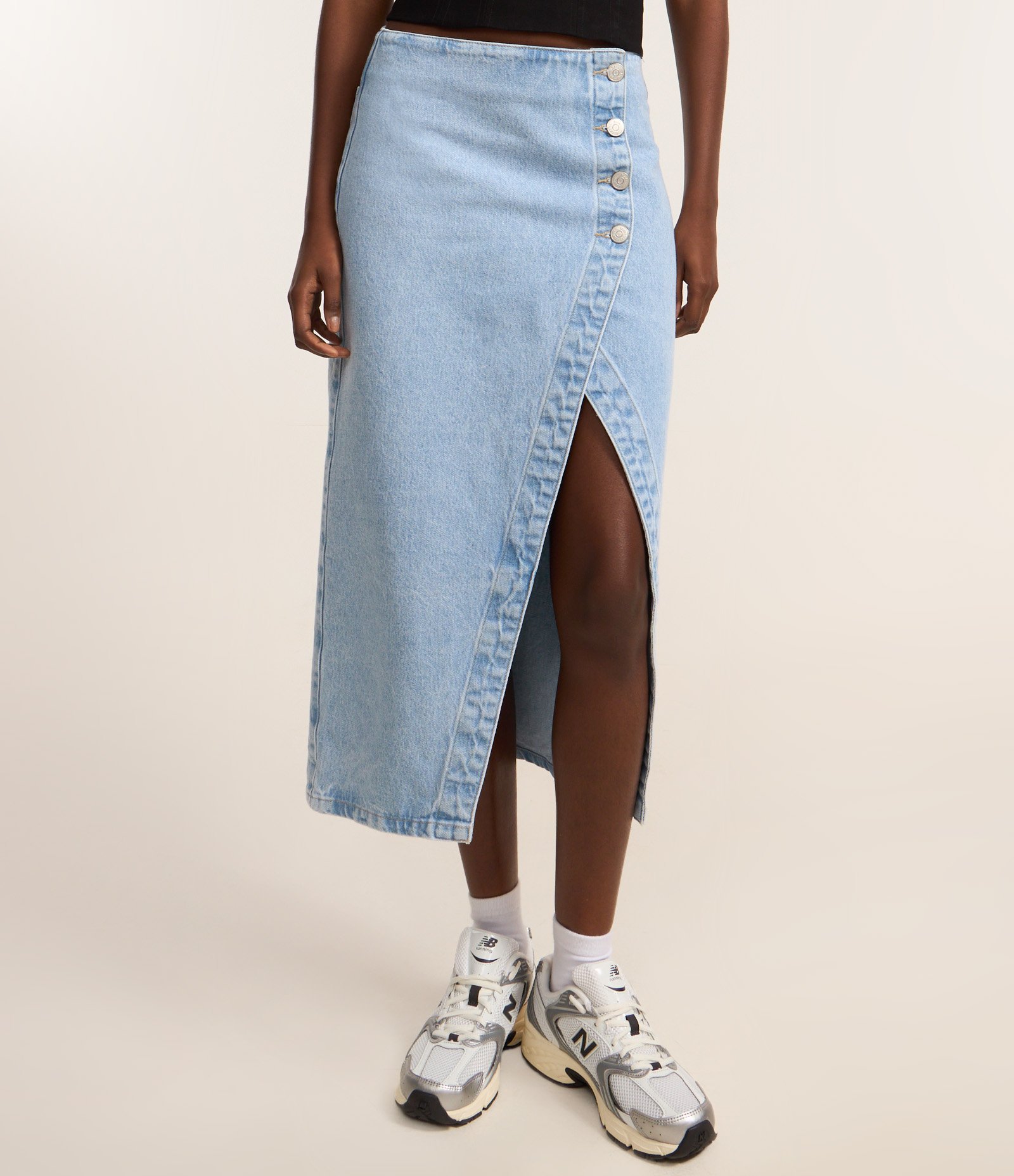 Saia Midi em Jeans com Transpasse e Fenda Curva Claro 3