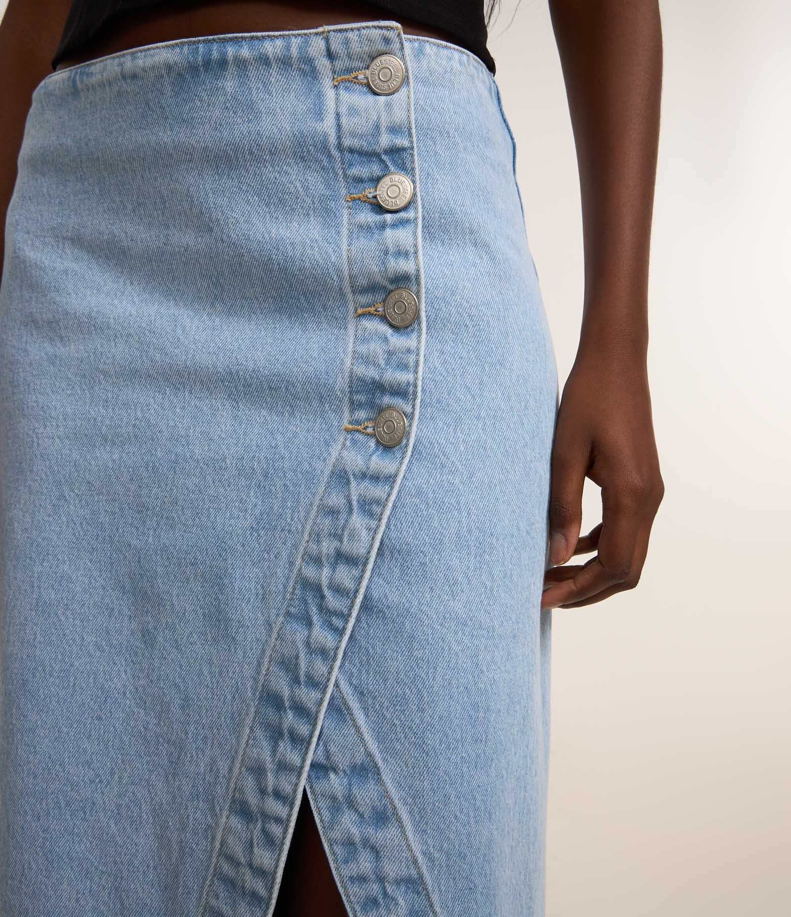 Saia Midi em Jeans com Transpasse e Fenda Curva Claro 4