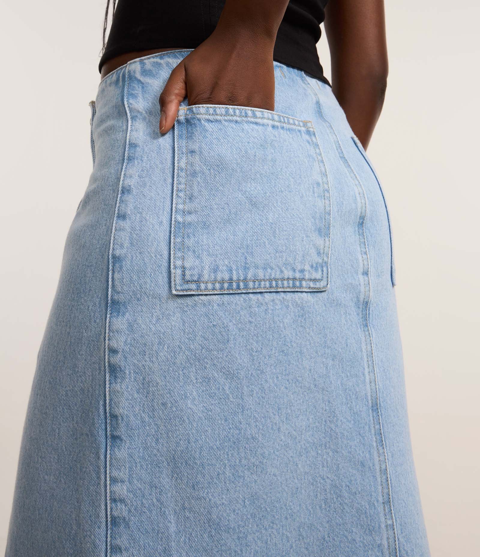 Saia Midi em Jeans com Transpasse e Fenda Curva Claro 5