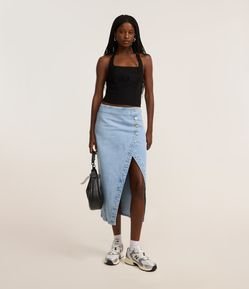 Saia Midi em Jeans com Transpasse e Fenda Curva