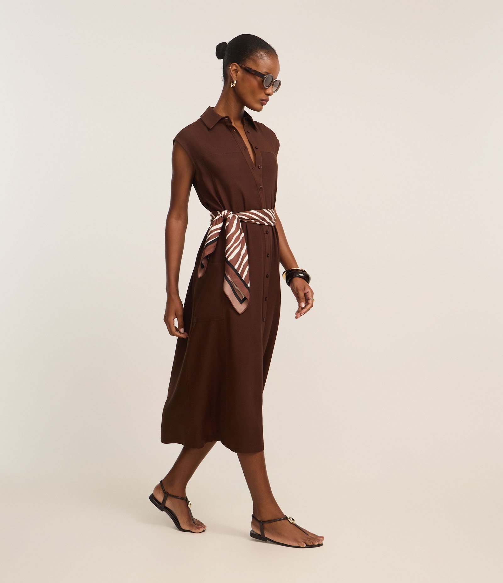 Vestido Chemise Plano com Linho e Botões Marrom 2