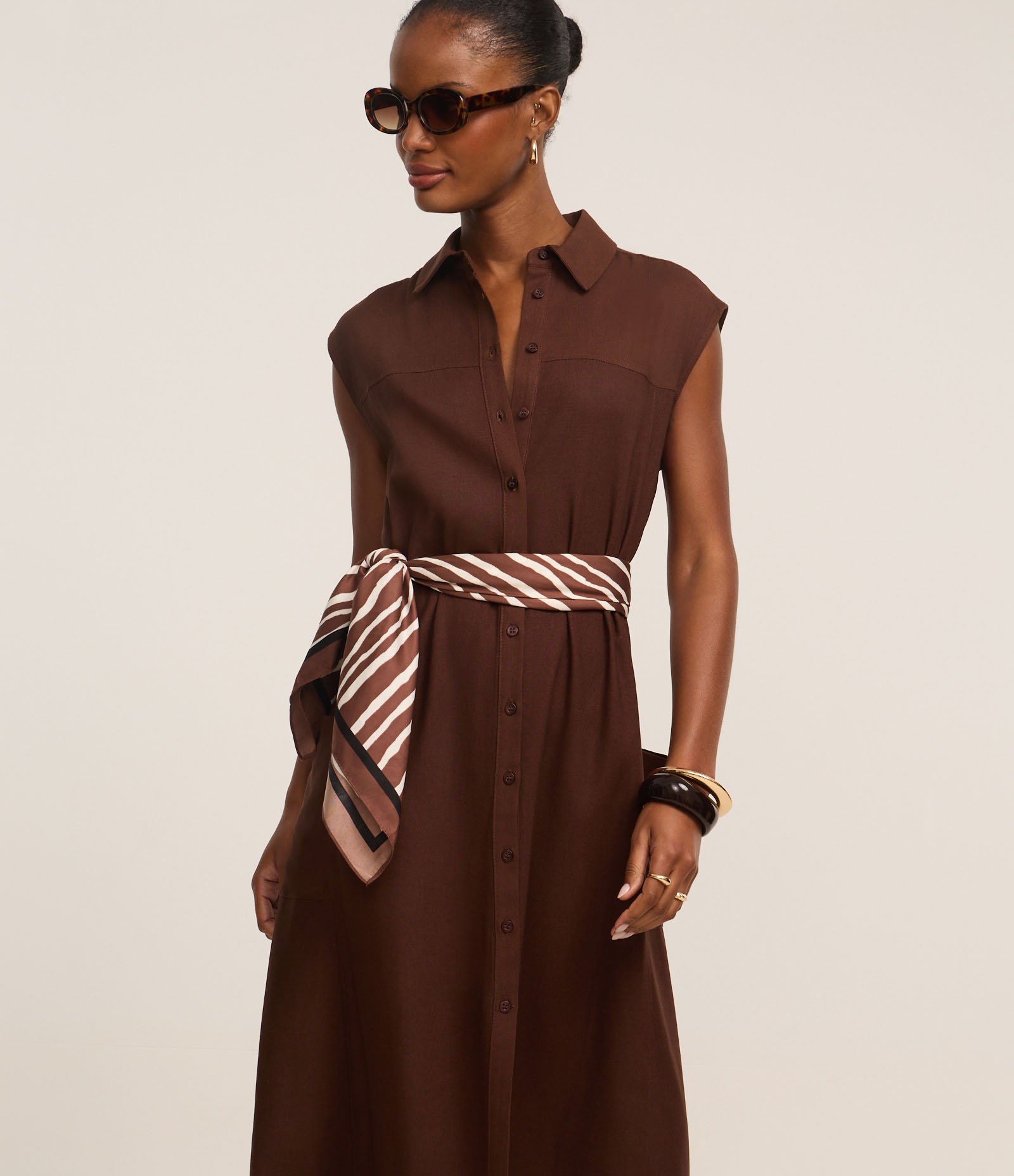 Vestido Chemise Plano com Linho e Botões Marrom 3