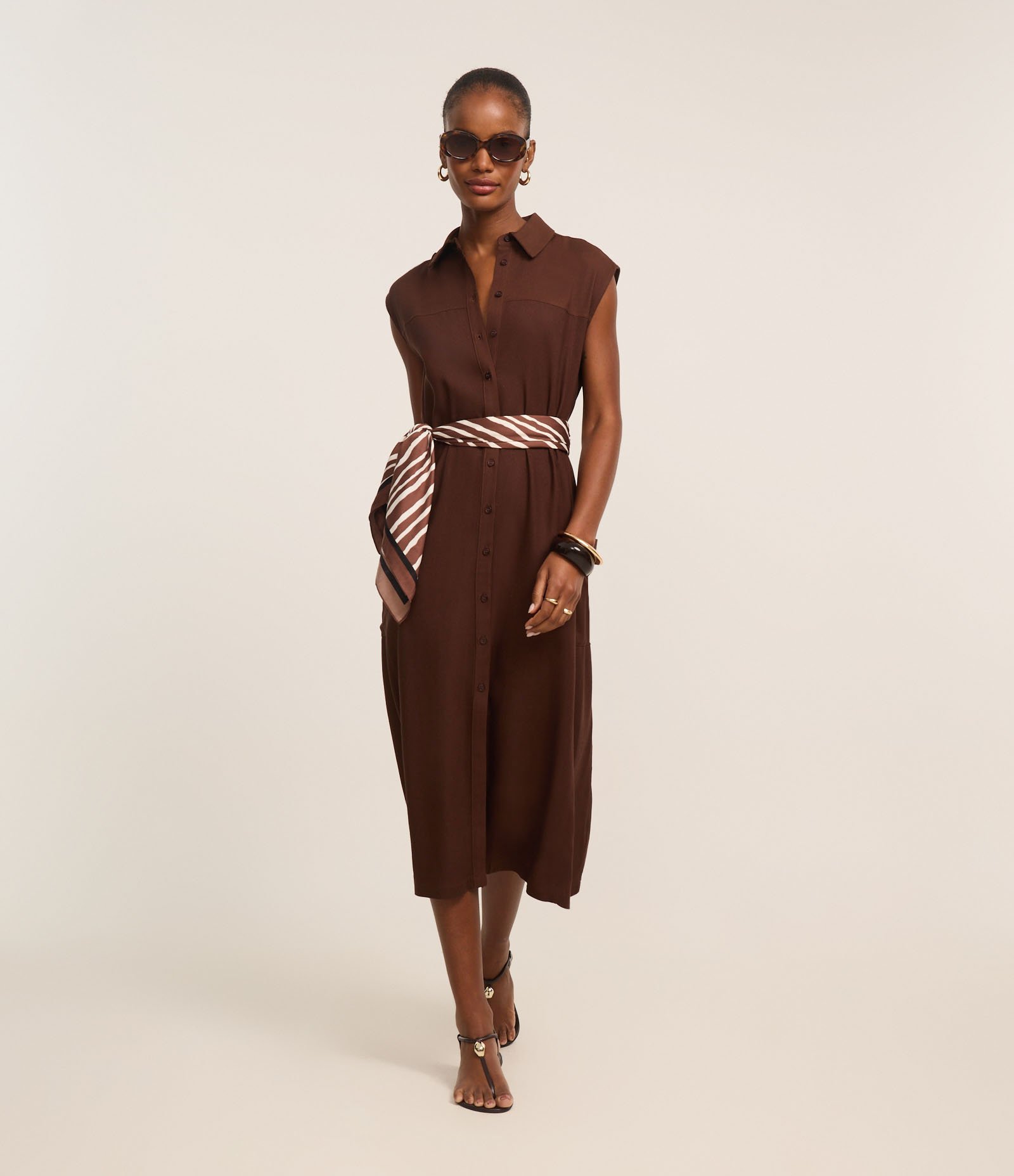 Vestido Chemise Plano com Linho e Botões Marrom 4