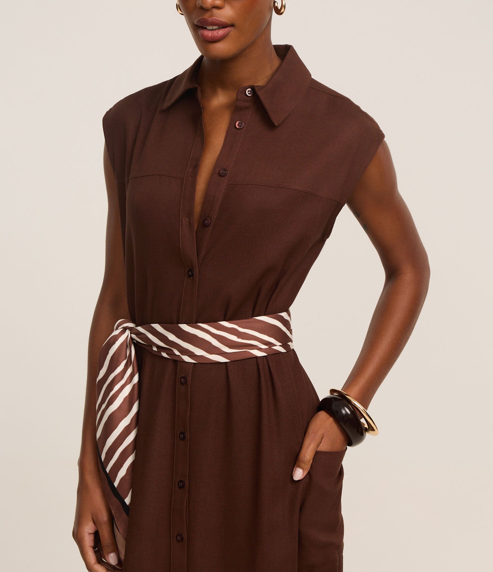 Vestido Chemise Plano com Linho e Botões Marrom 6