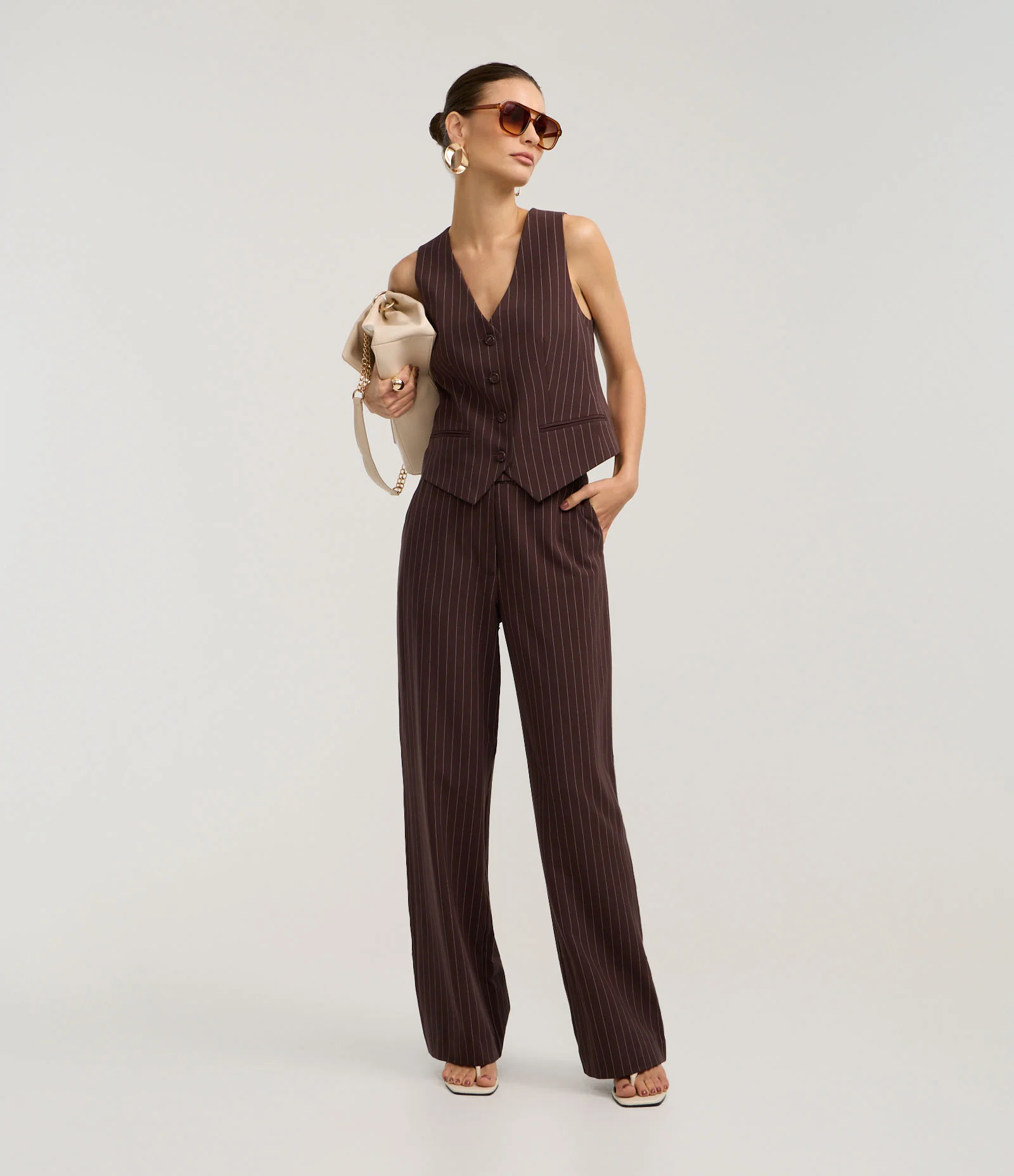 Calça Reta Alfaiatada em Crepe com Listras de Fio Tinto Marrom 1