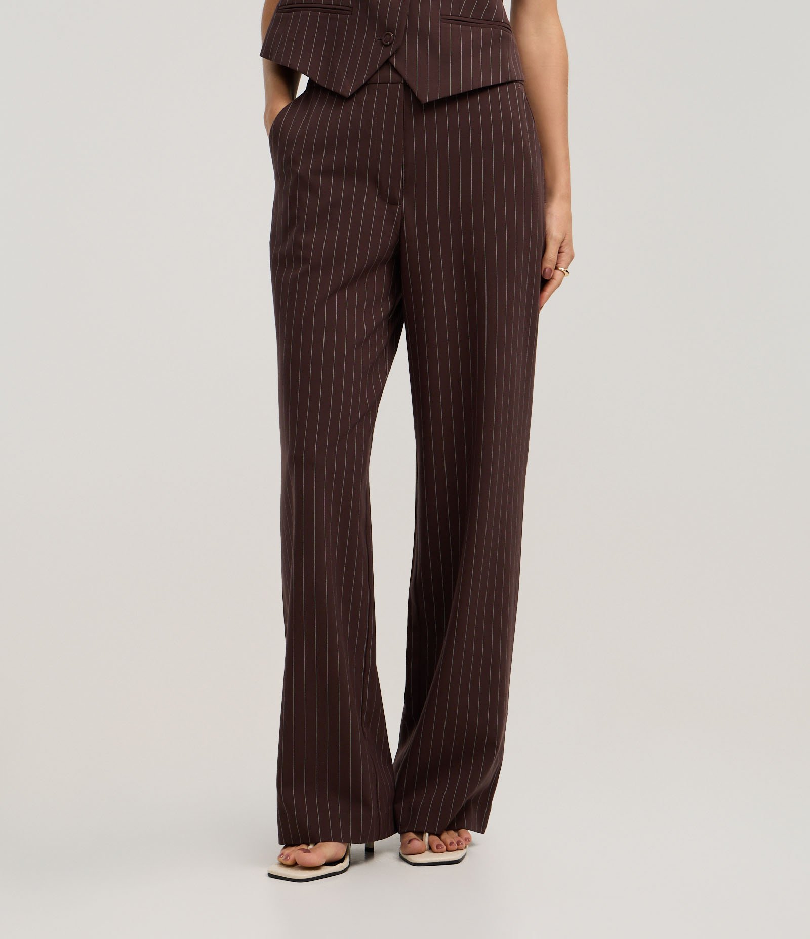 Calça Reta Alfaiatada em Crepe com Listras de Fio Tinto Marrom 2
