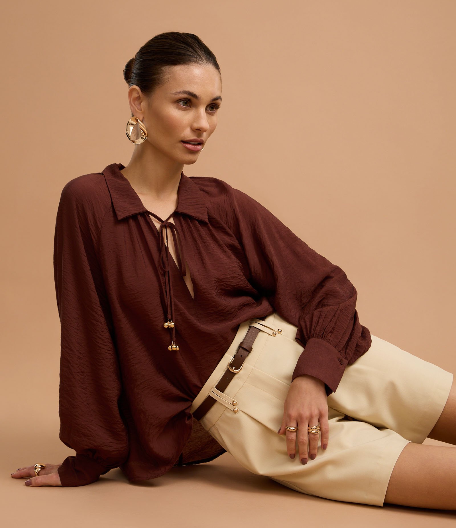 Short com Pregas e Cinto Estreito de PU Bege 3