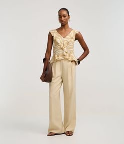 Calça Wide Leg Alfaiatada em Crepe com Pregas e Frisos