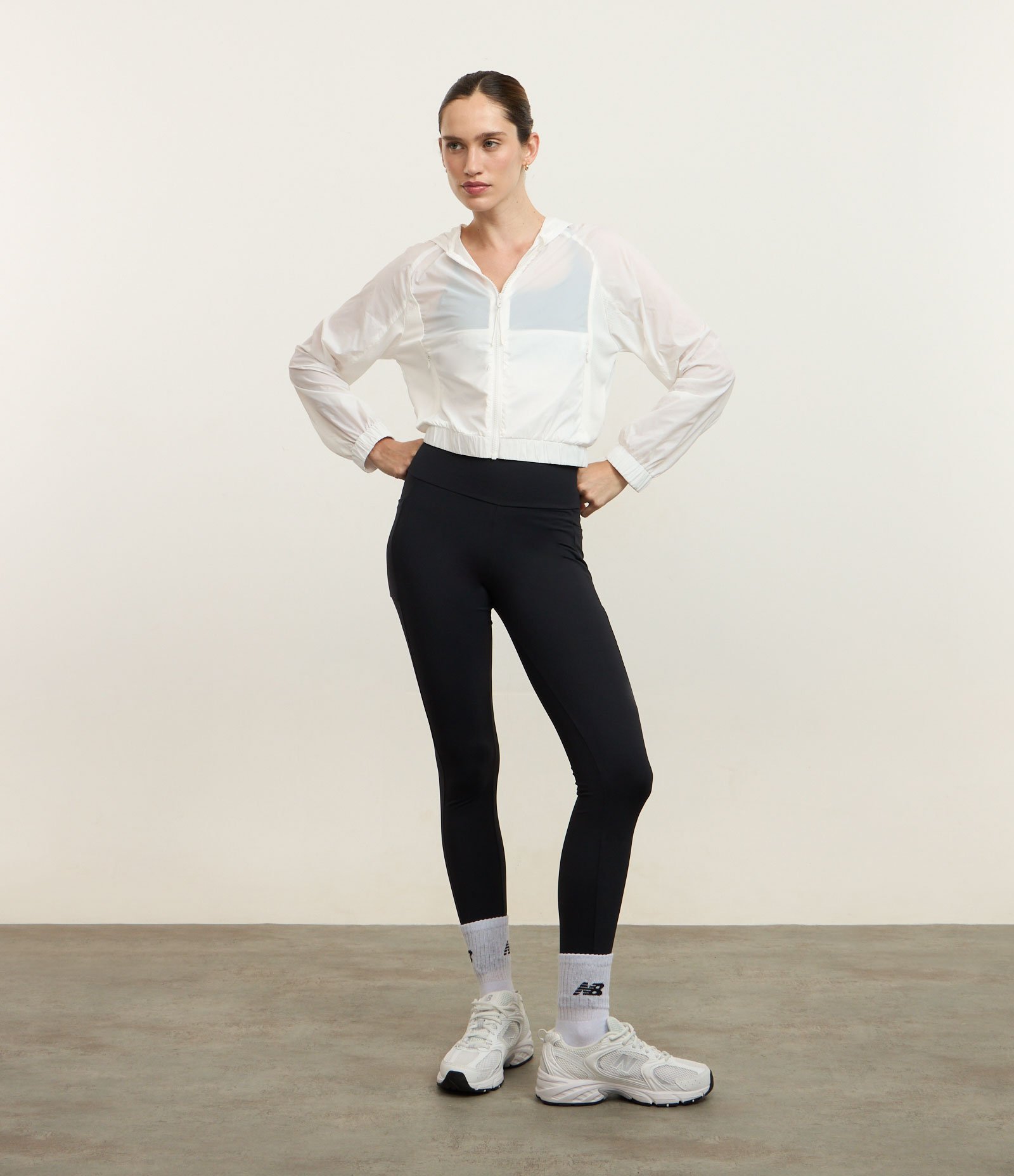Jaqueta Corta Vento Esportiva Cropped com Saquinho Branco 2