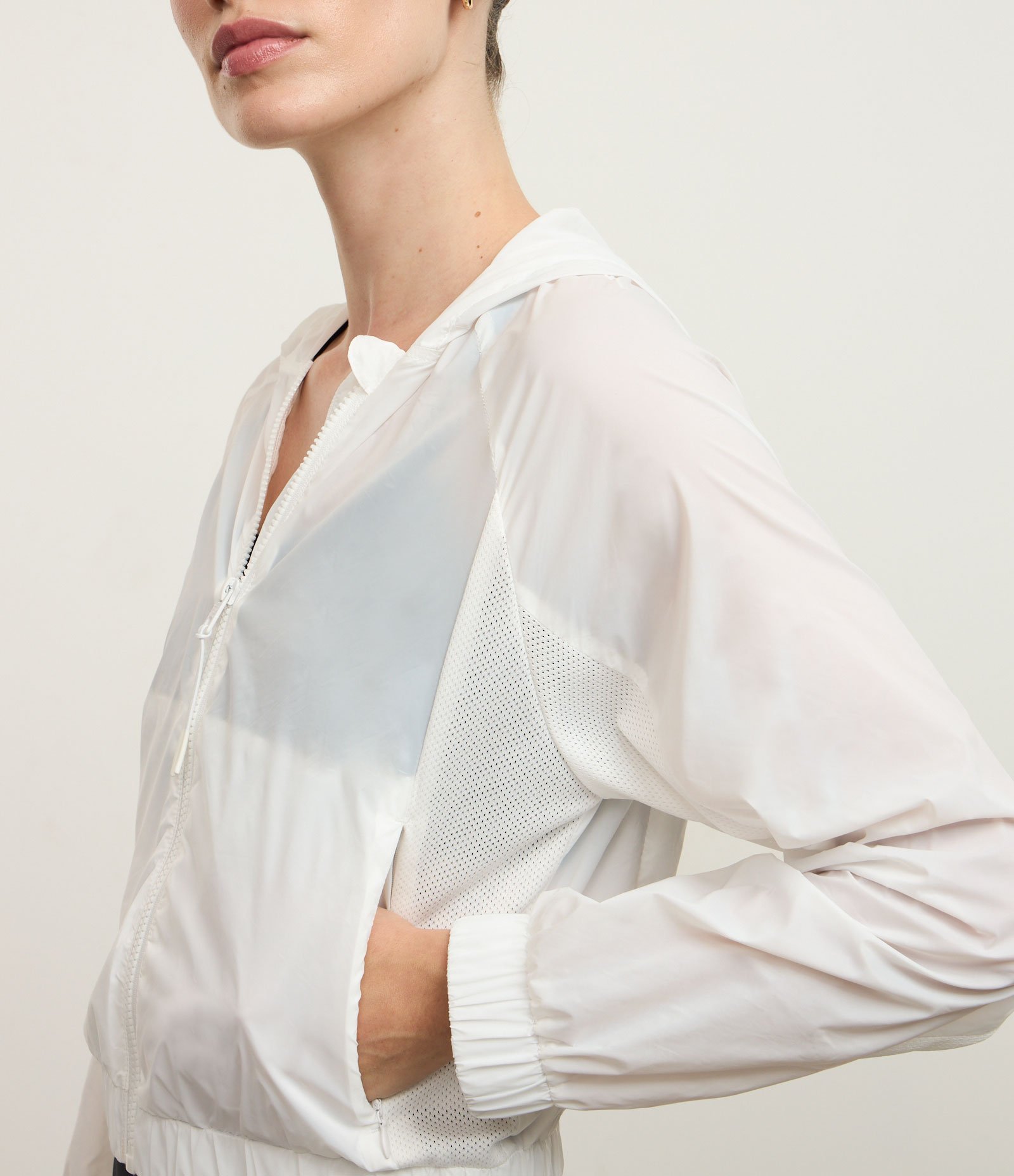 Jaqueta Corta Vento Esportiva Cropped com Saquinho Branco 3