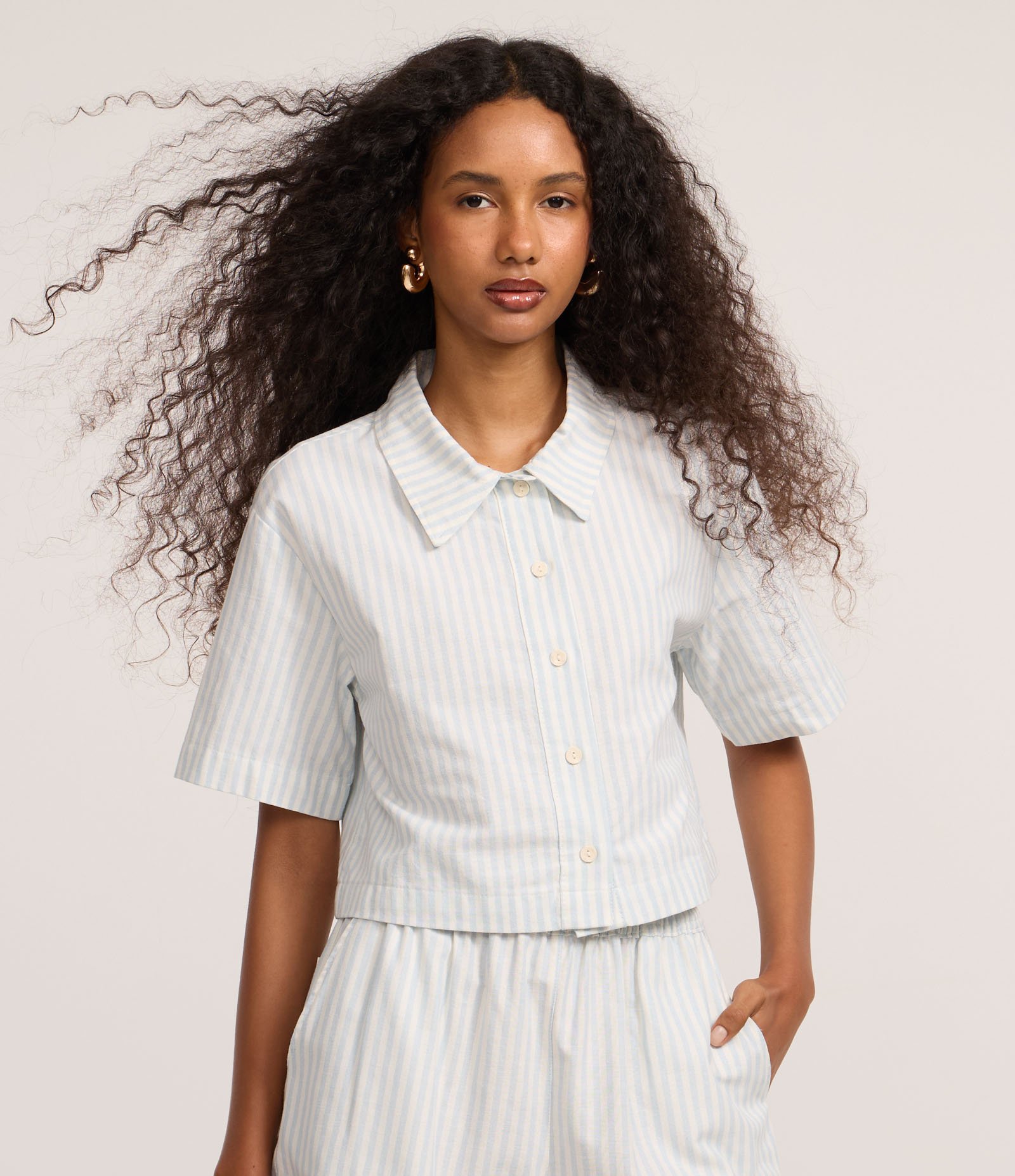 Camisa Cropped Listrada em Sarja com Colarinho na Gola Azul 1