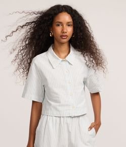 Camisa Cropped Listrada em Sarja com Colarinho na Gola