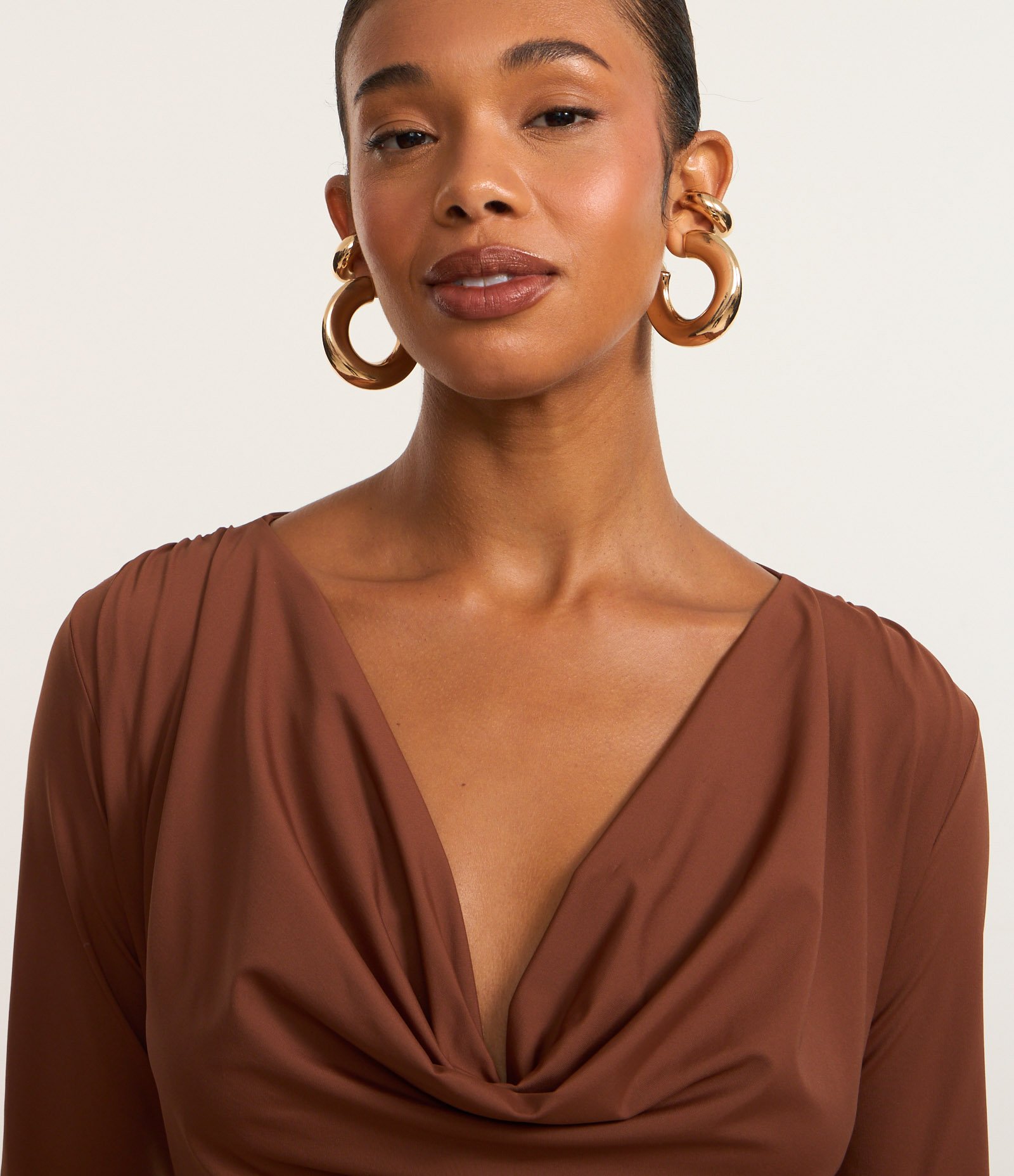 Blusa em Microfibra com Decote Degagê Marrom 3