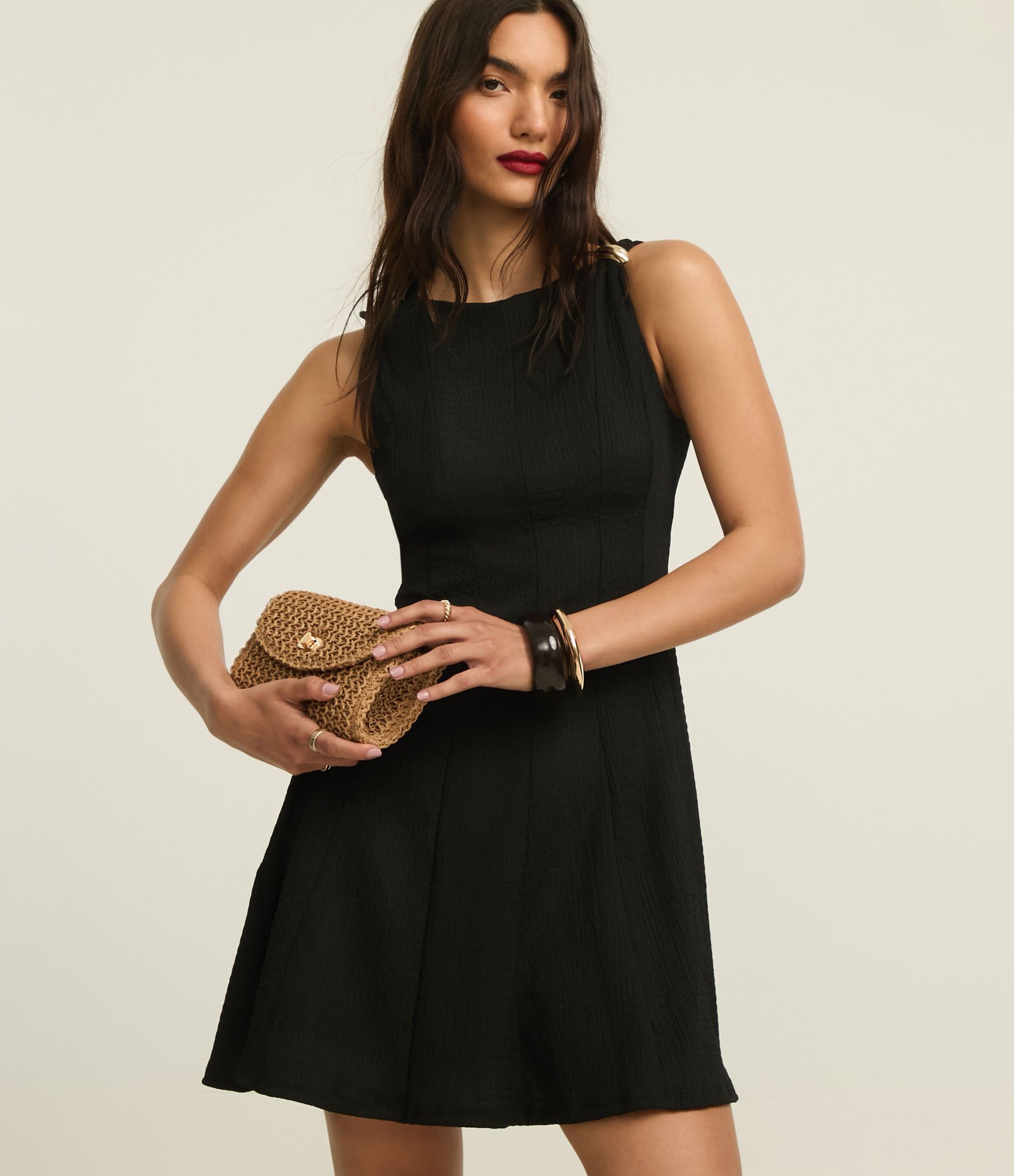 Vestido Godê Curto Texturizado com Detalhe Metalizado Preto 1