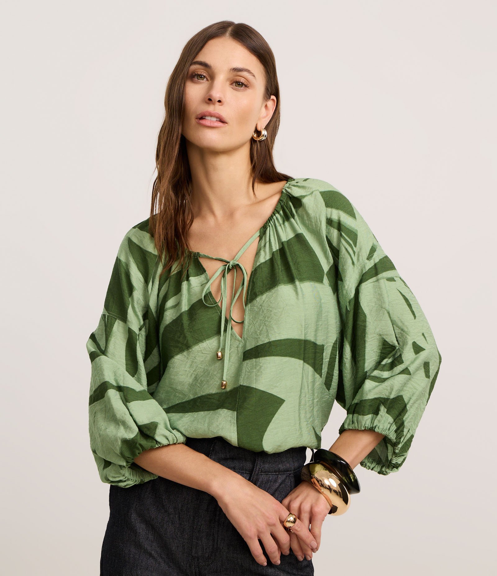 Blusa em Viscose com Manga Bufante e Estampa Abstrata Verde 1