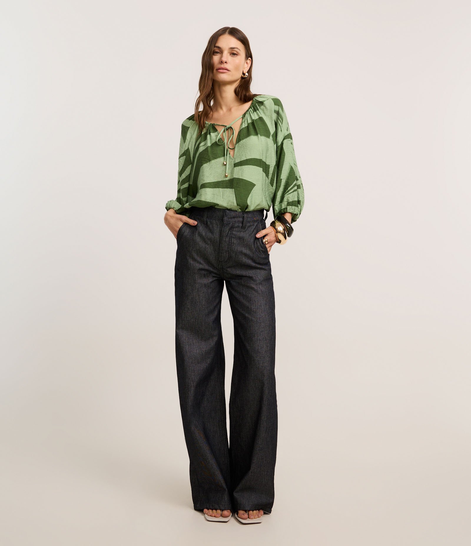 Blusa em Viscose com Manga Bufante e Estampa Abstrata Verde 2