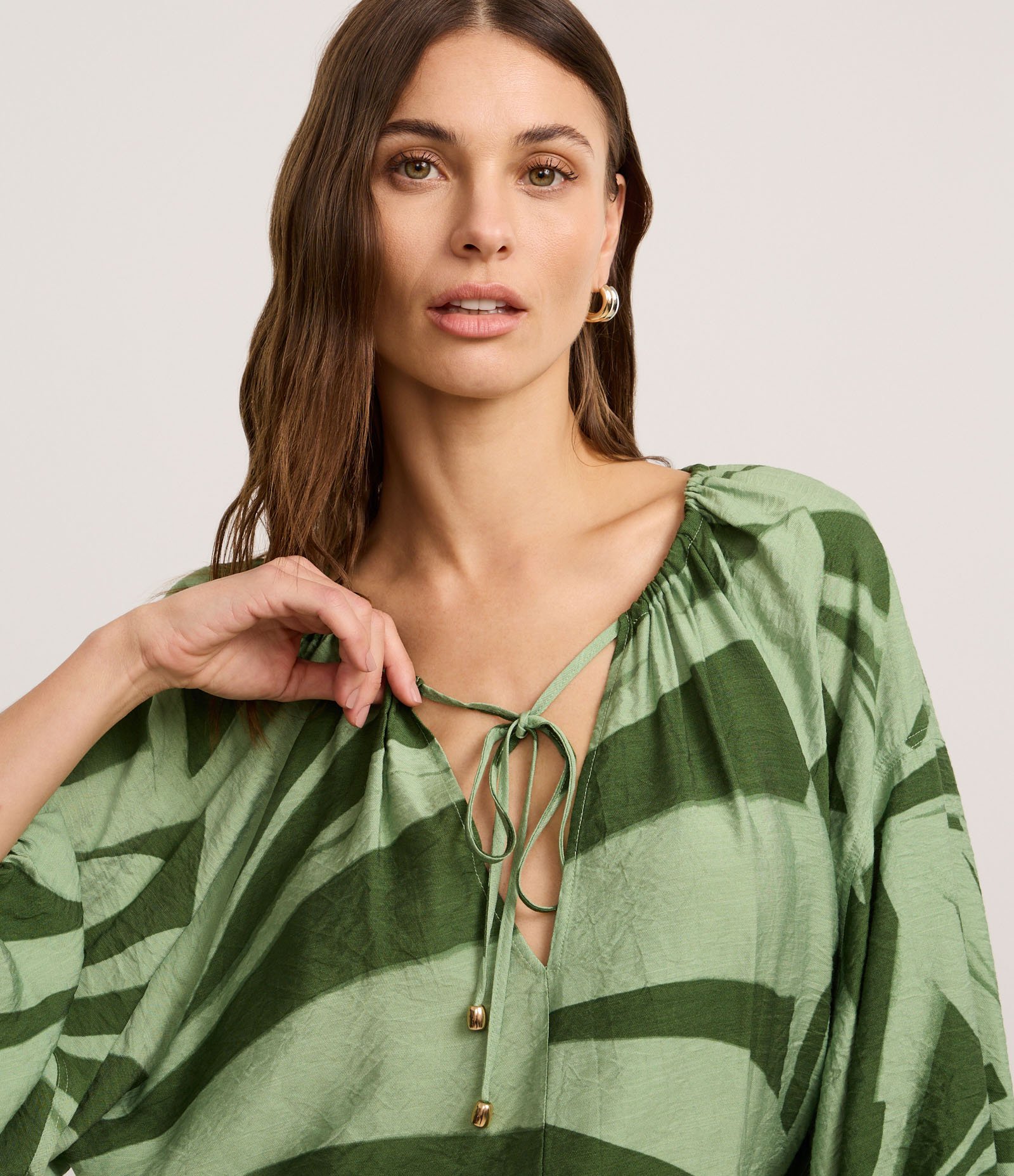 Blusa em Viscose com Manga Bufante e Estampa Abstrata Verde 3