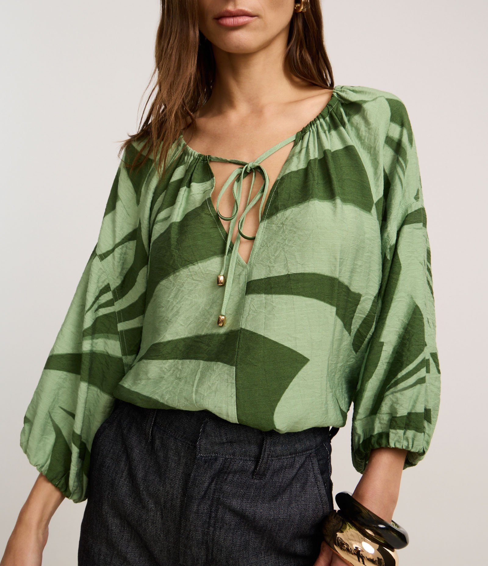Blusa em Viscose com Manga Bufante e Estampa Abstrata Verde 4
