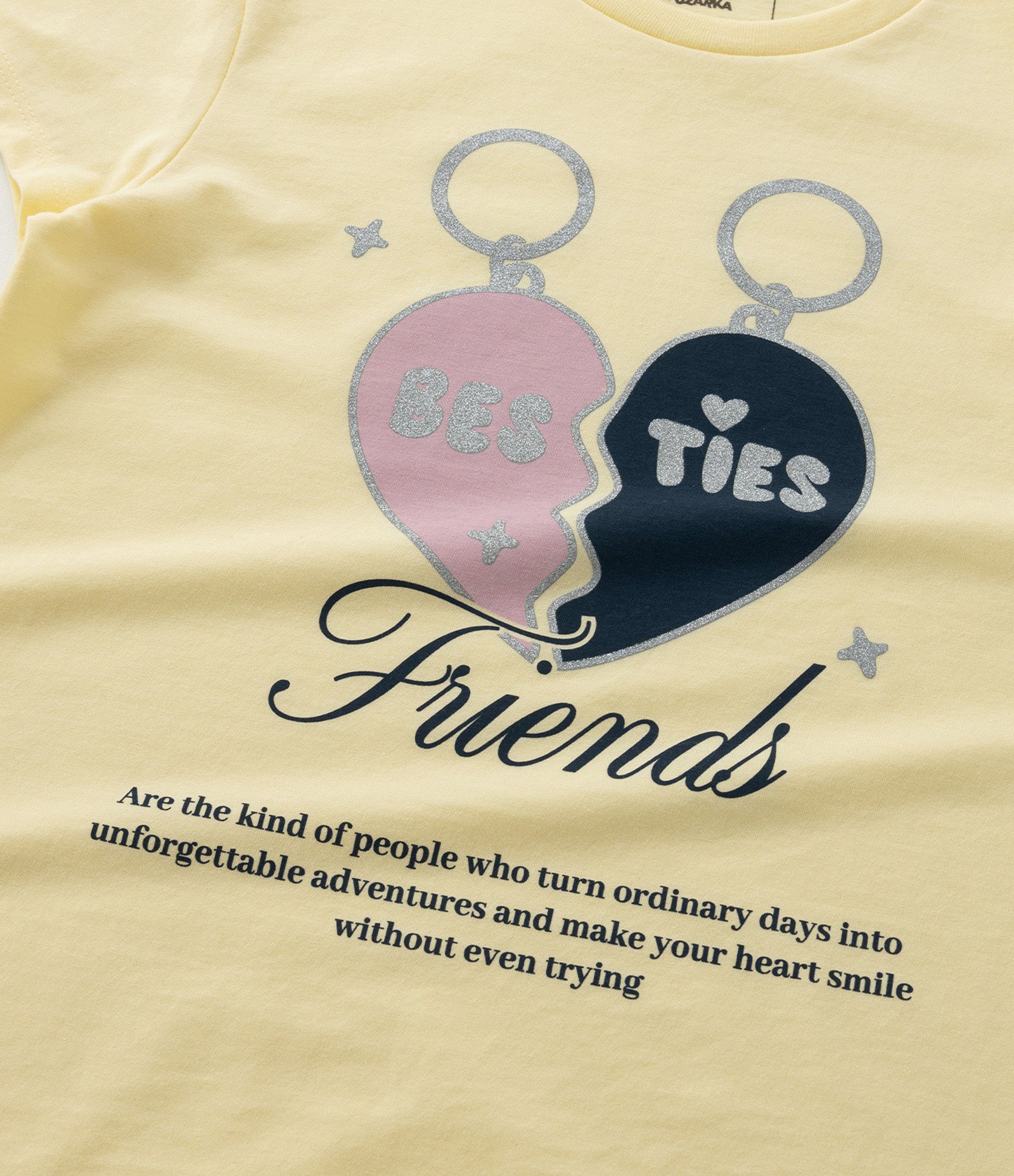 Camiseta Regular Infantil com Estampa de Coração Besties Friends - Tam 5 a 14 anos Amarelo 5