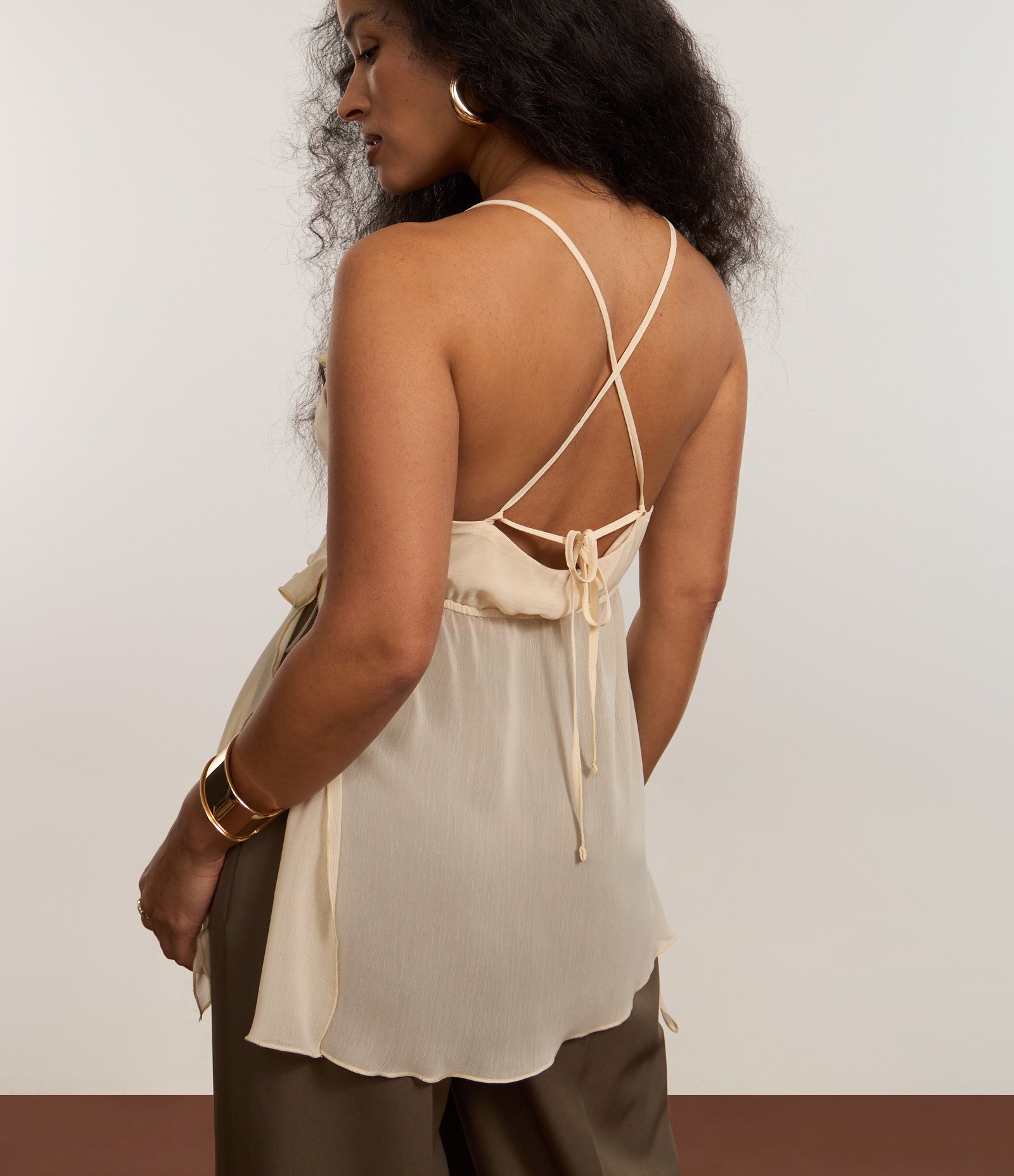 Blusa em Chiffon com Babados e Barra Assimétrica Bege 5