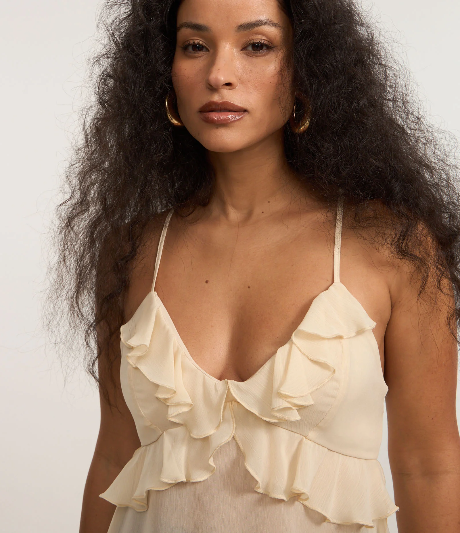 Blusa em Chiffon com Babados e Barra Assimétrica Bege 1