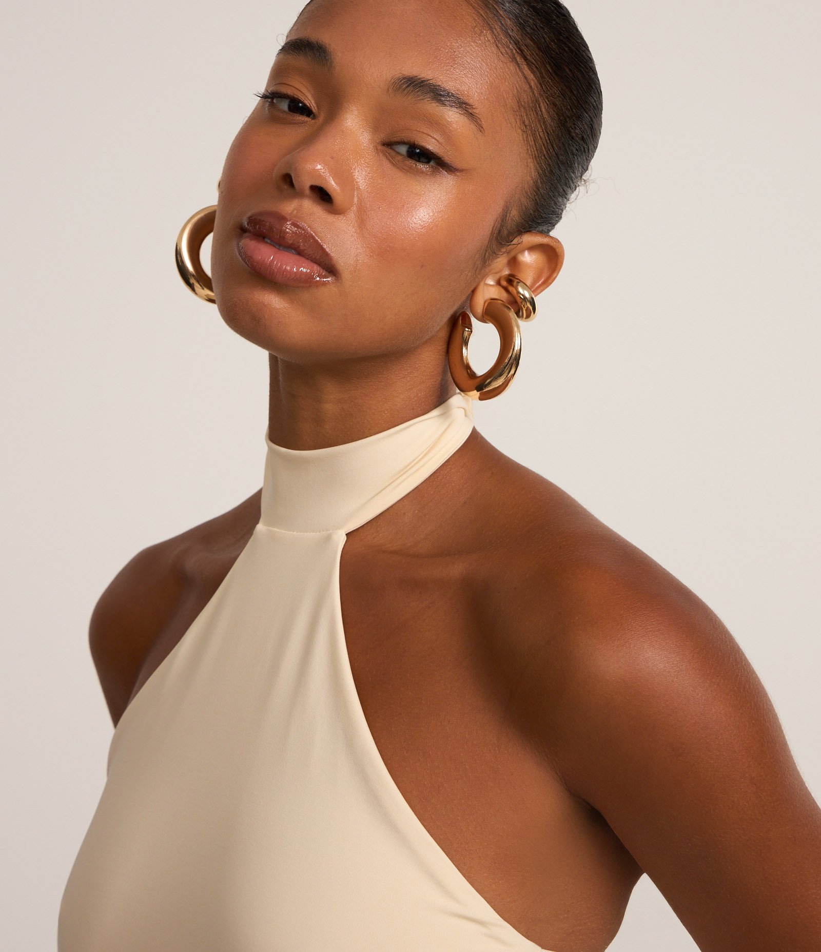 Blusa Frente Única em Microfibra com Gola Halter Amarelo Manteiga 3