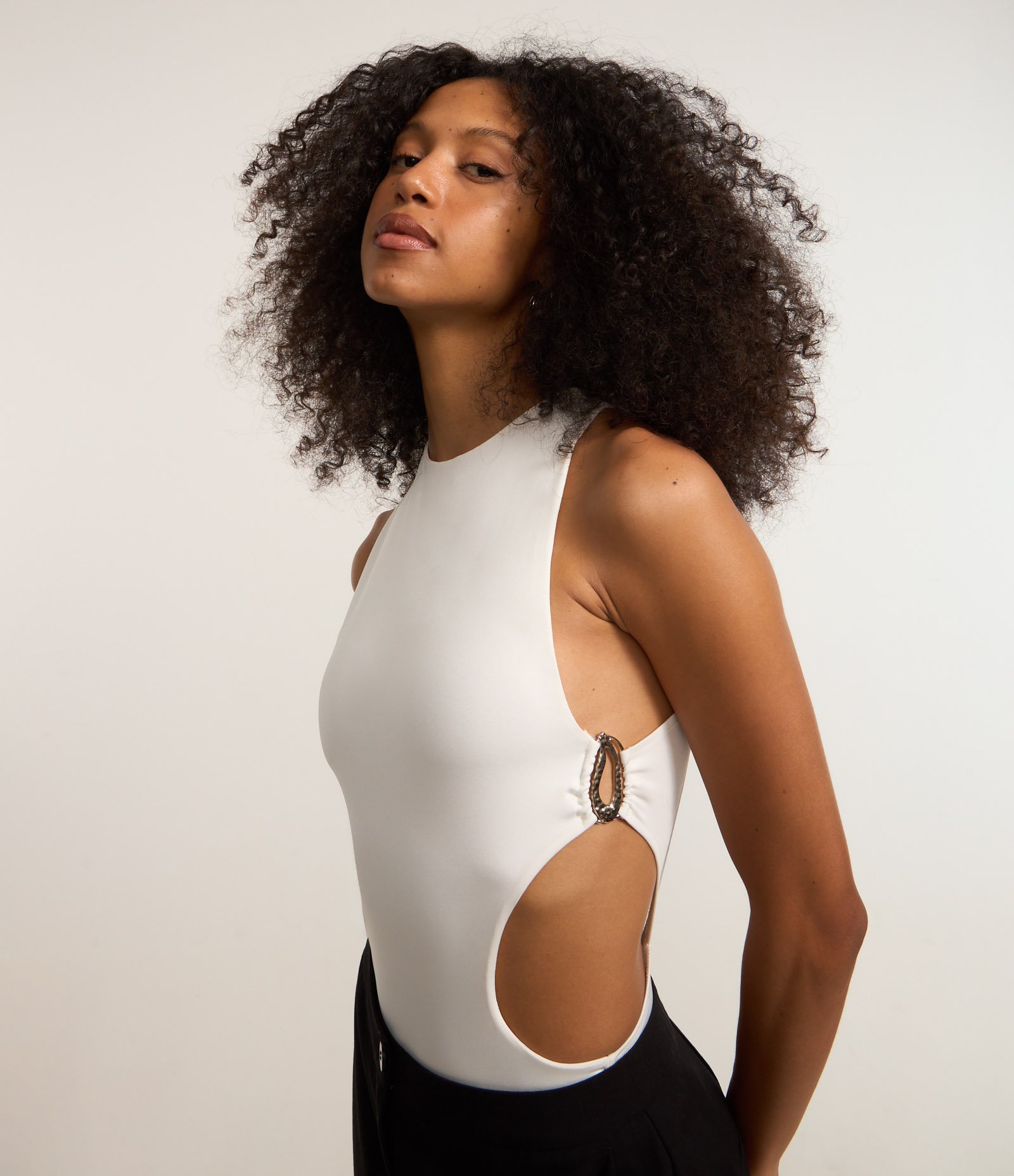 Body em Microfibra com Recortes Vazados e Aviamentos na Lateral Branco 1