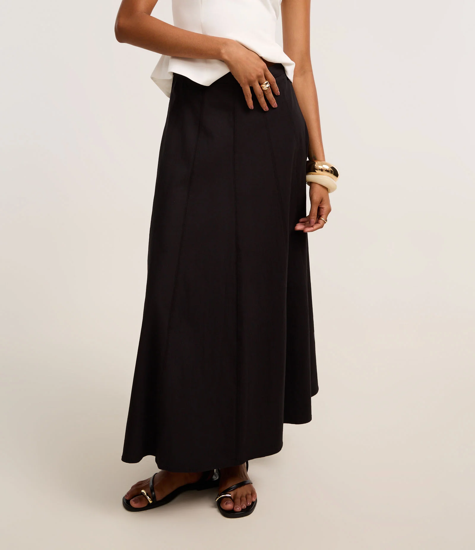 Saia Evasê Midi em Bengaline com Recortes Pespontados Preto 3