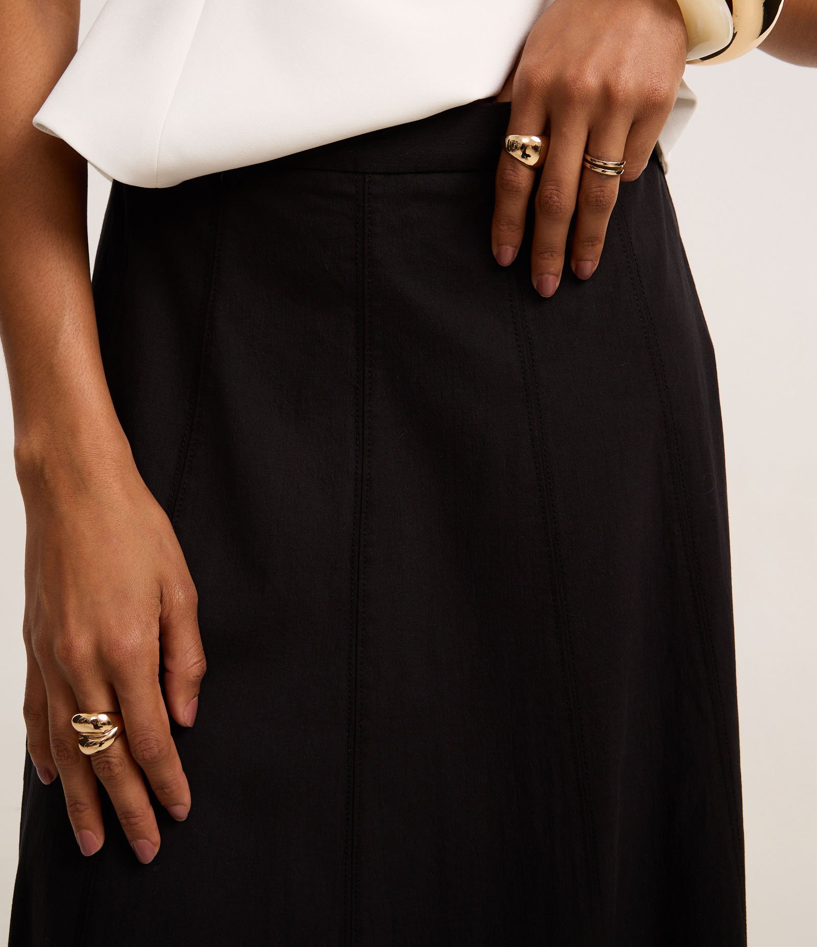 Saia Evasê Midi em Bengaline com Recortes Pespontados Preto 4