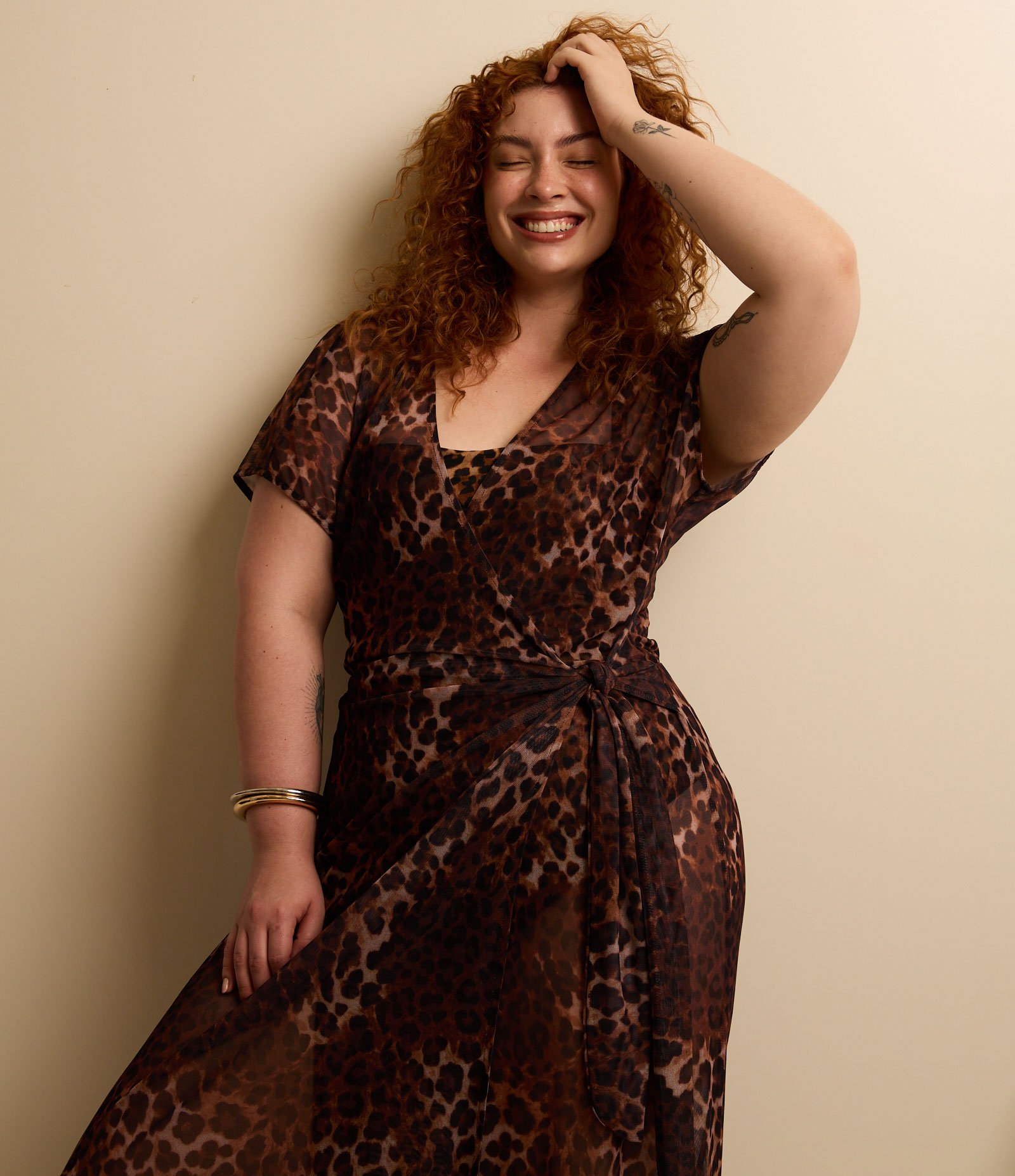 Saída de Praia Vestido Envelope em Tule com Estampa Animal Print Onça Curve & Plus Size Marrom 5