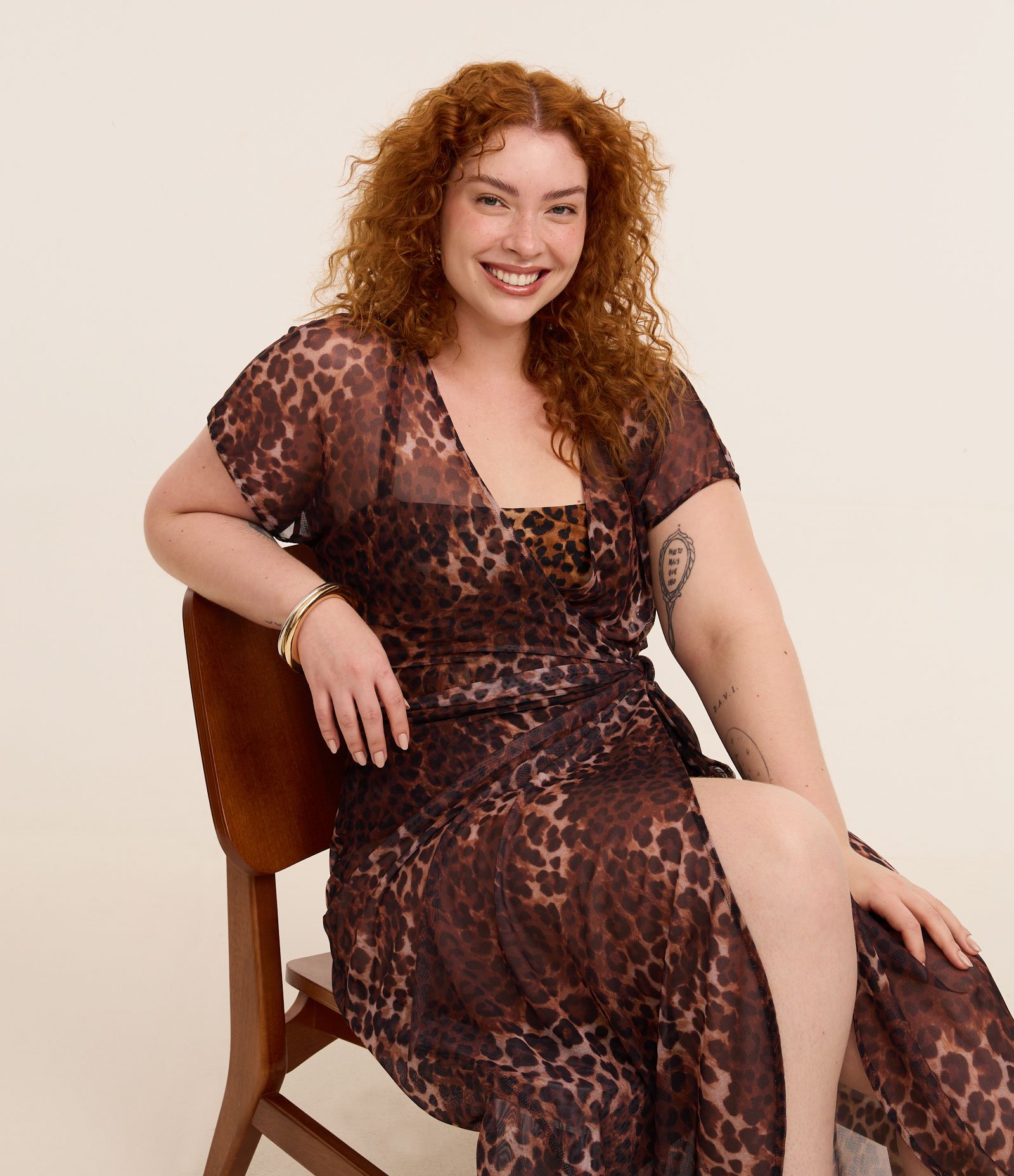 Saída de Praia Vestido Envelope em Tule com Estampa Animal Print Onça Curve & Plus Size Marrom 3