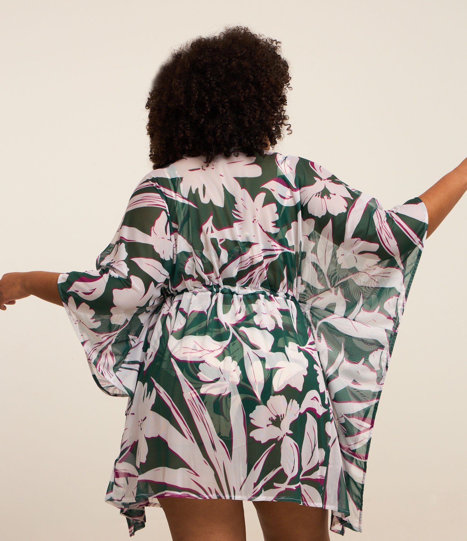 Saída de Praia Kaftan em Tule com Estampa Folhagem Curve & Plus Size Verde 4