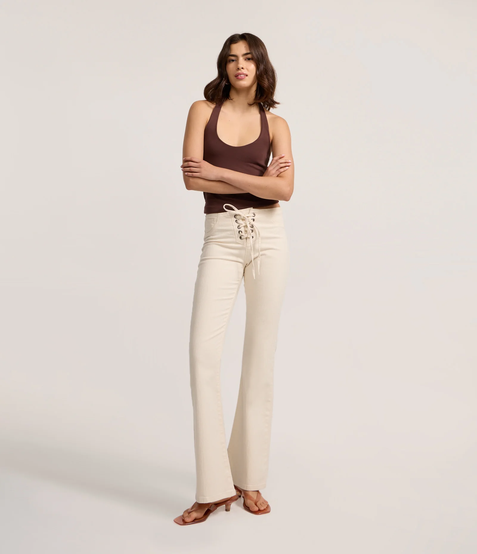 Calça Boot Cut Cintura Baixa em Sarja com Amarração Trançada no Cós Branco 1