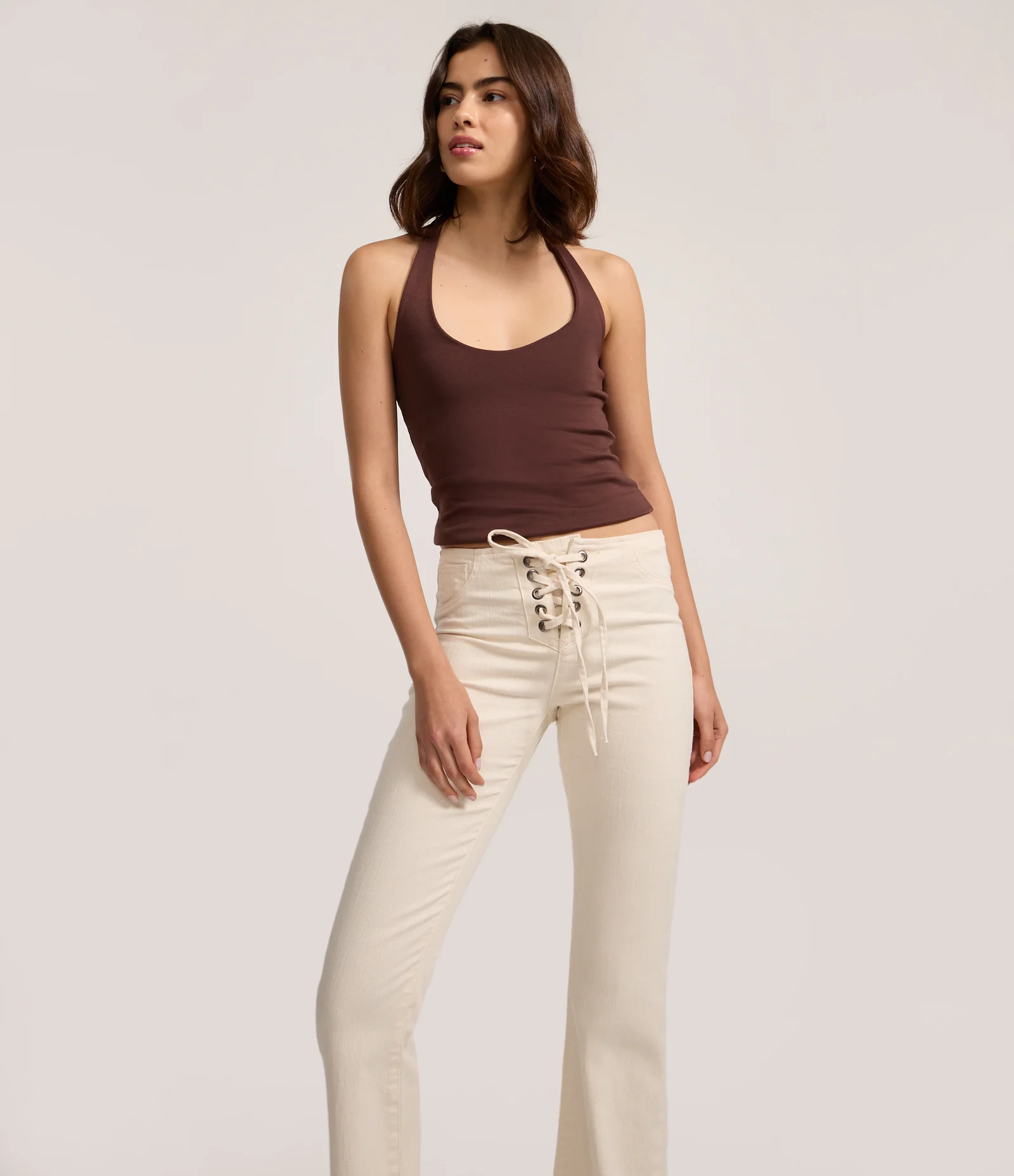Calça Boot Cut Cintura Baixa em Sarja com Amarração Trançada no Cós Branco 2
