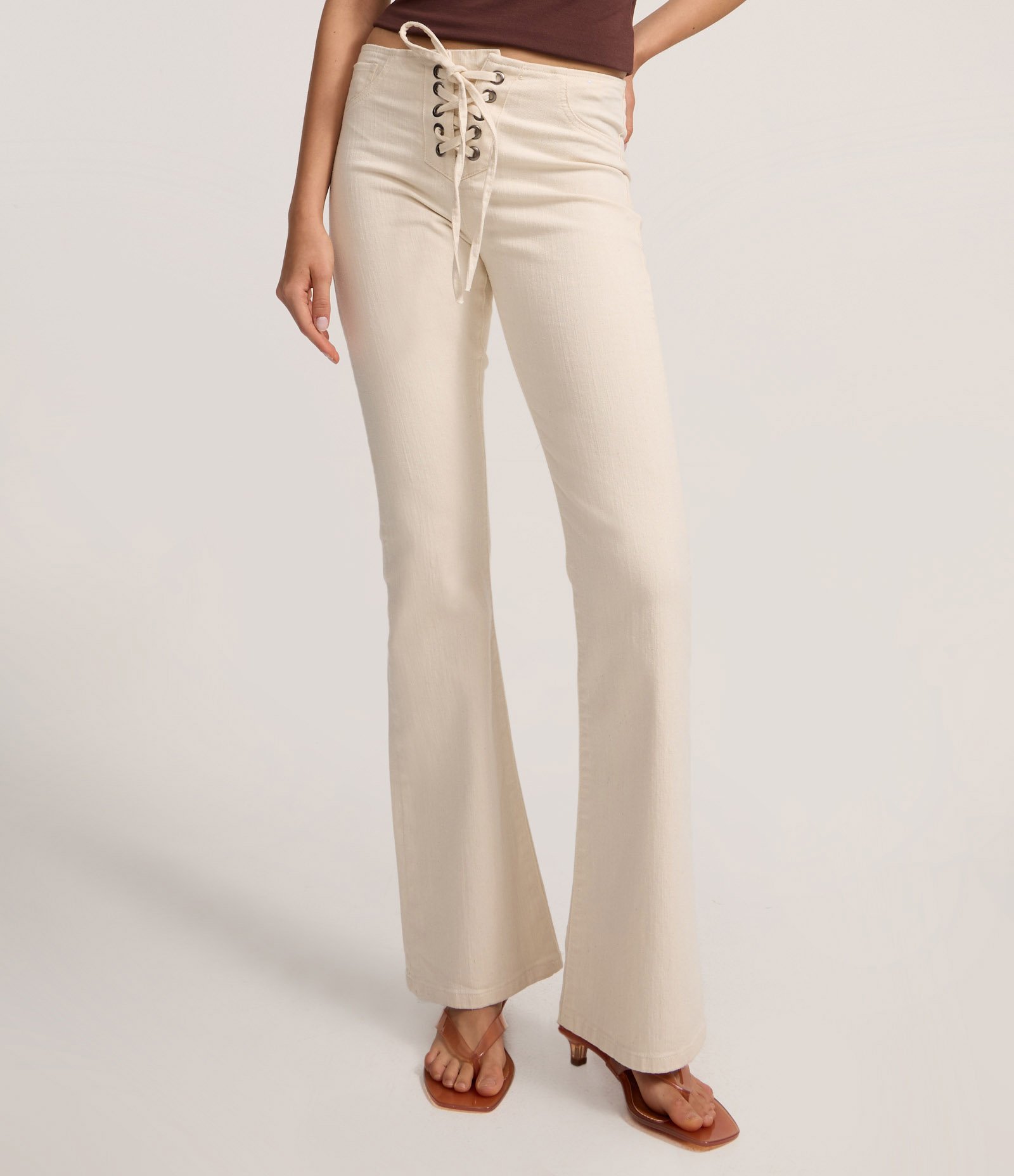 Calça Boot Cut Cintura Baixa em Sarja com Amarração Trançada no Cós Branco 3