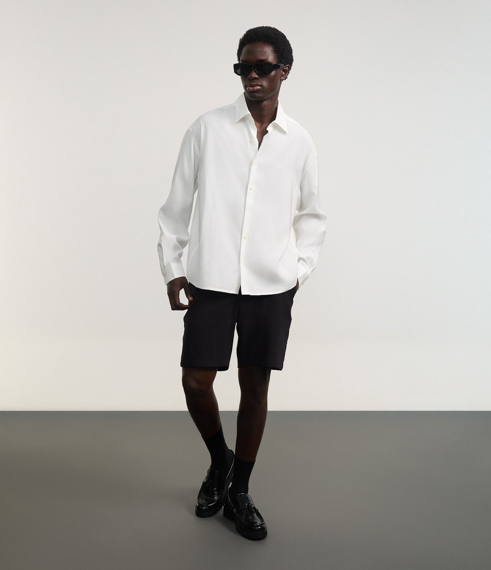 Bermuda Slim em Sarja Alfaiatada Preto 1