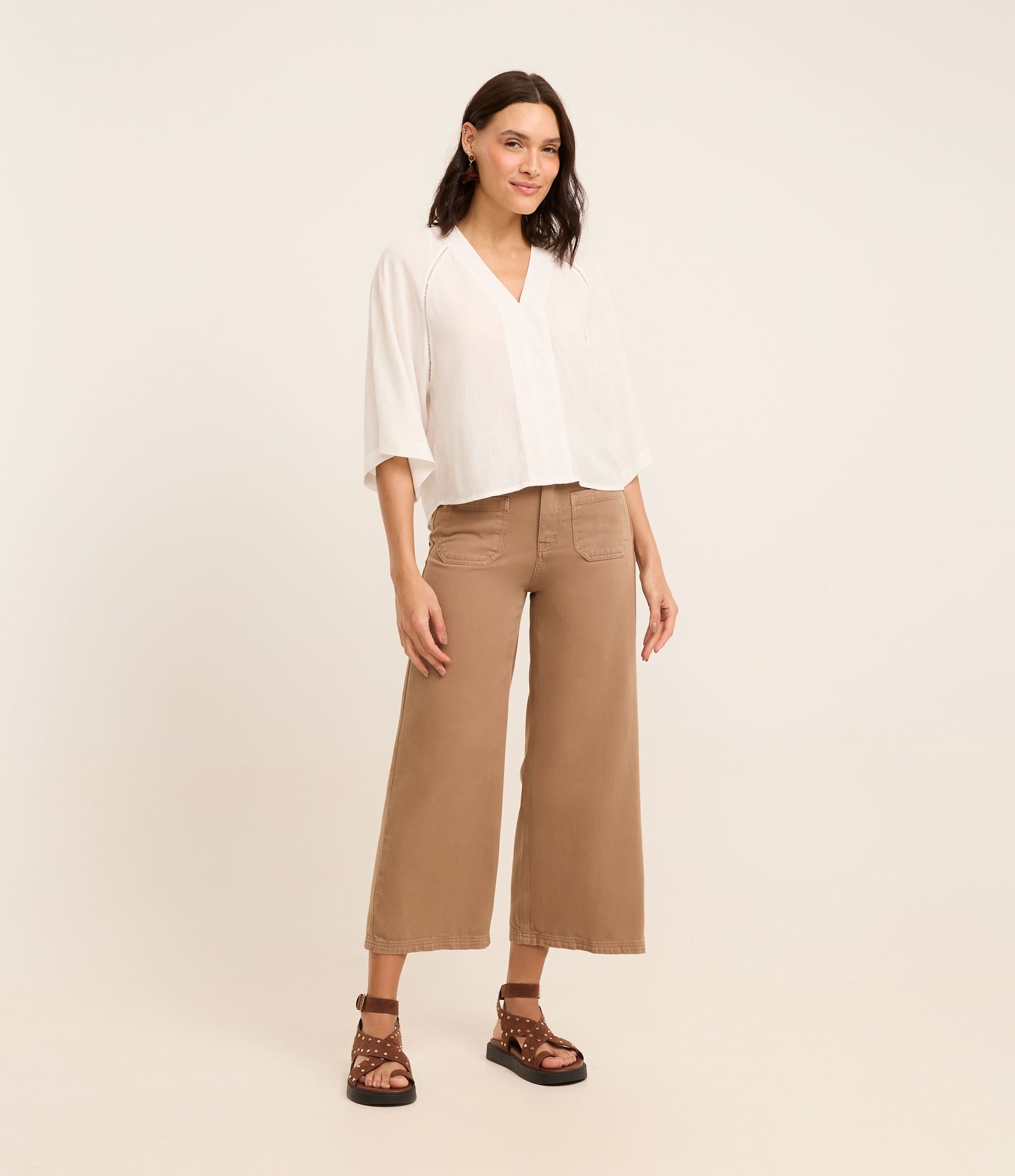 Calça Cropped em Sarja com Bolsos Carpinteiro Bege 1